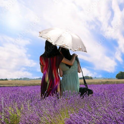 Photo: Provence - Femmes dans les champs de lavandes Provence - Femmes dans les champs de lavandes