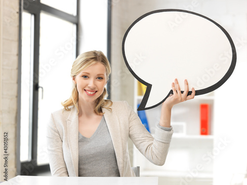 Foto: smiling businesswoman with blank text bubble smiling businesswoman with blank text bubble