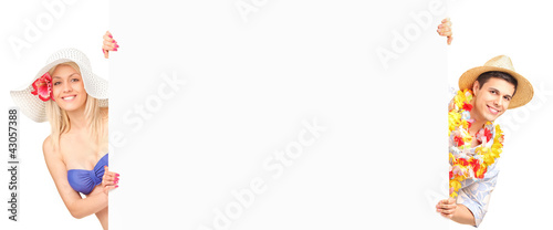 Foto: A female in bikini and guy with hat holding a white panel A female in bikini and guy with hat holding a white panel