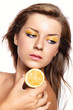 Foto: beautiful girl with a bright lemon-colored make-up beautiful girl with a bright lemon-colored make-up