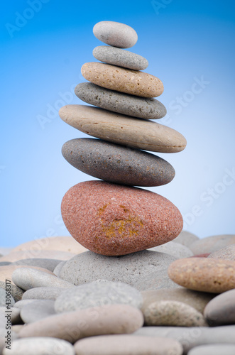 Foto: Pebbles stack against gradient background Pebbles stack against gradient background