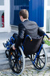 hilfloser rollstuhlfahrer