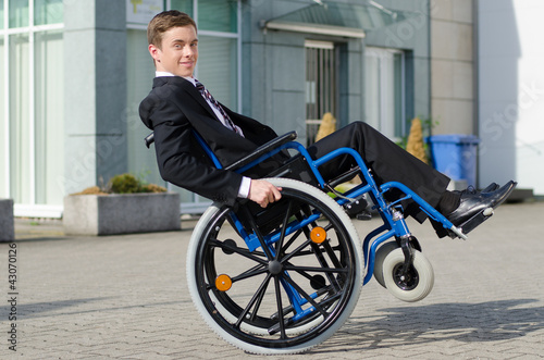 Photo: selbstbewußter rollstuhlfahrer selbstbewußter rollstuhlfahrer