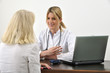 Foto: Ärztin mit Patientin im Gespräch Ärztin mit Patientin im Gespräch