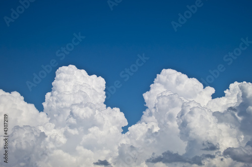 Foto: white fluffy clouds over blue sky landscape white fluffy clouds over blue sky landscape