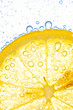 Foto: close-up of lemon slice in clear water with bubbles close-up of lemon slice in clear water with bubbles