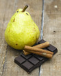Chocolat noir, poire et bâtons de cannelle