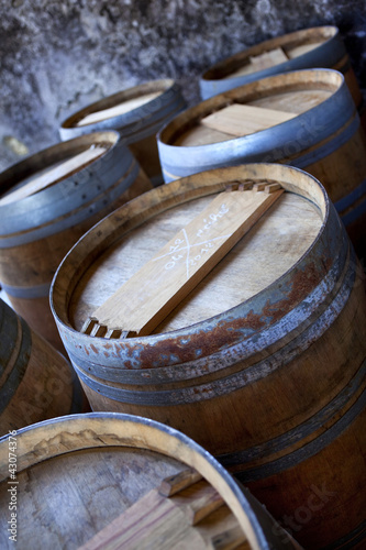 Foto: Barrique, tonneau, Bordeaux, vin, bordelais, chai, cave Barrique, tonneau, Bordeaux, vin, bordelais, chai, cave