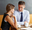 Mann und Frau reden im Café