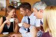 Foto: Geschäftsleute machen Pause im Café Geschäftsleute machen Pause im Café