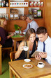 Paar mit Tablet Computer im Café
