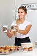 Bedienung verkauft Kaffee im Café