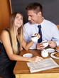 Lachendes Business-Paar im Café