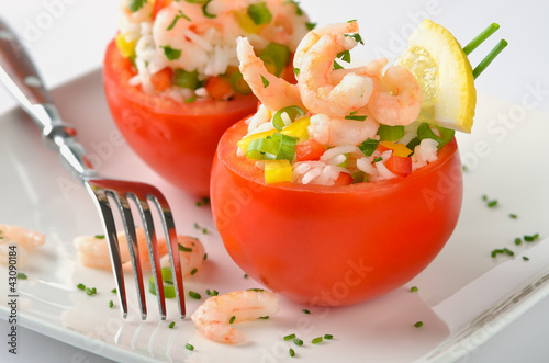 Foto: Gefüllte Tomaten mit Garnelen-Reis-Salat Gefüllte Tomaten mit Garnelen-Reis-Salat