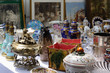 brocante : barbotine, argenterie, cristal, tableaux