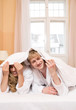 Paar kuschelt im Bett