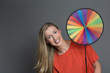 Frau mit farbenfrohem Windrad