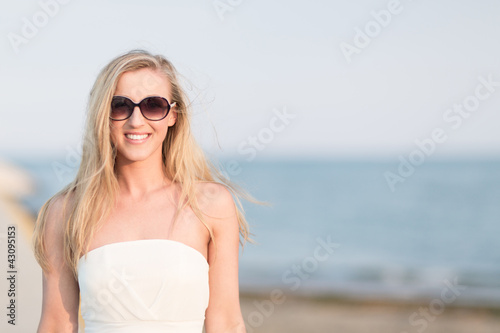 Photo: Frau genießt Sommertag Frau genießt Sommertag