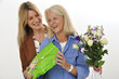 Tochter und Mutter zum Muttertag mit Geschenk