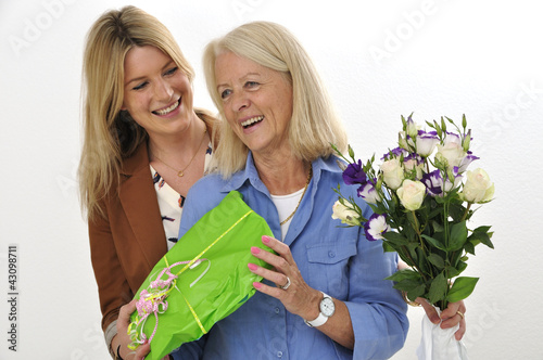 Photo: Tochter und Mutter zum Muttertag mit Geschenk Tochter und Mutter zum Muttertag mit Geschenk
