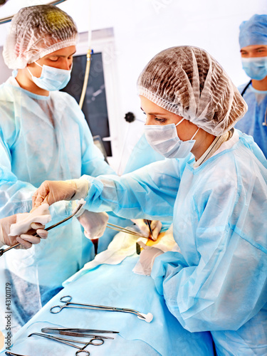 Foto: Surgeon at work in operating room. Surgeon at work in operating room.