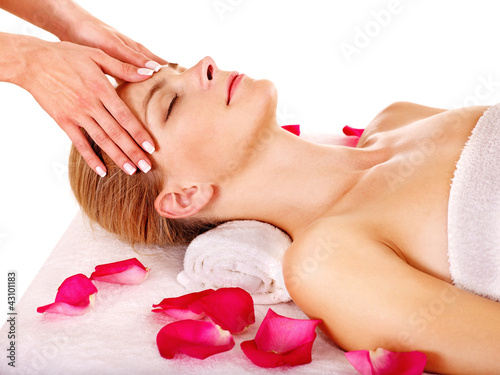 Foto: Woman getting facial massage . Woman getting facial massage .