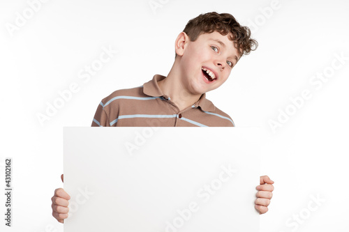 Photo: lachender teenager mit hinweisschild lachender teenager mit hinweisschild