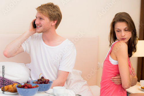 Photo: frau ist beleidigt auf ihren partner frau ist beleidigt auf ihren partner