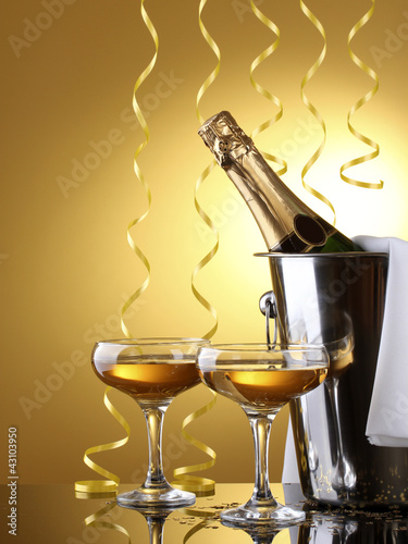 Foto: Champagne bottle in bucket with ice and glasses of champagne, Champagne bottle in bucket with ice and glasses of champagne,