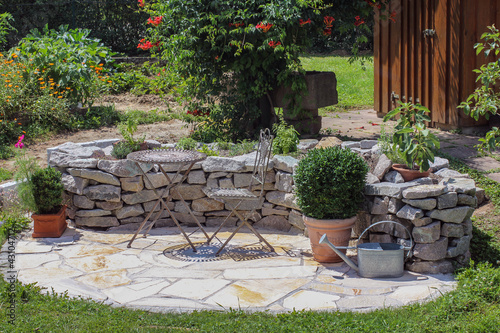 Photo: Sitzplatz im Garten mit Kräuterbeet Sitzplatz im Garten mit Kräuterbeet