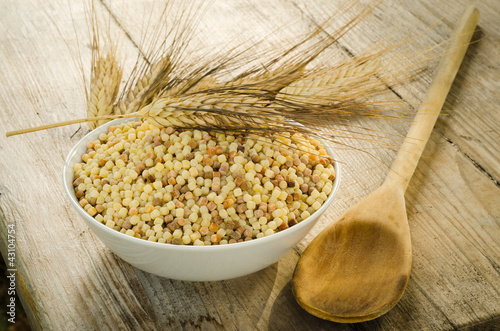 Foto: Durum wheat semolina, fregola cruda, typical sardinian pasta Durum wheat semolina, fregola cruda, typical sardinian pasta