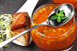 Kalte Gemüsesuppe mit gebratenem Lachs