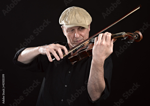 Foto: Portrait of a man playing wooden violin Portrait of a man playing wooden violin