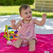 Foto: Petit fille (9 mois) jouant dans le jardin Petit fille (9 mois) jouant dans le jardin