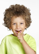 Retrato de un niño comiendo chupete,golosina,caramelo.
