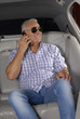 Foto: Señor casual al teléfono en un auto,señor turista. Señor casual al teléfono en un auto,señor turista.