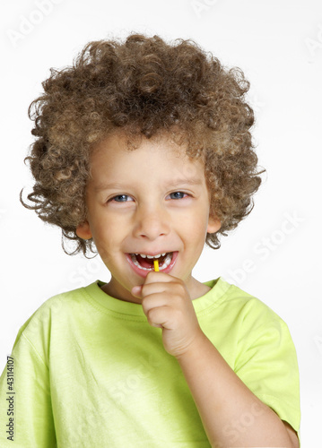 Photo: Retrato de un niño comiendo chupete,golosina,caramelo. Retrato de un niño comiendo chupete,golosina,caramelo.