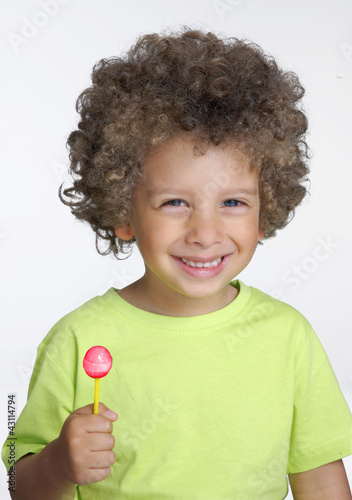 IMAGEN NINO COMIENDO GOLOSINA imagen nino comiendo golosina: