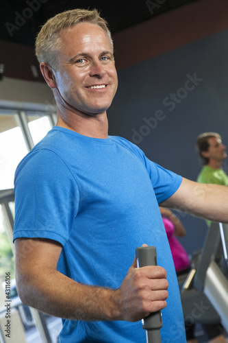 Foto: Middle Aged Man Running on Gym Exercise Machine Middle Aged Man Running on Gym Exercise Machine