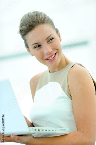 Foto: Beautiful corporate woman working on laptop Beautiful corporate woman working on laptop