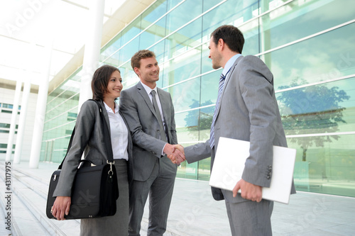 Foto: Business people meeting on a trade show Business people meeting on a trade show