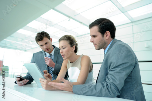 Foto: Business people using tablet in a meeting Business people using tablet in a meeting