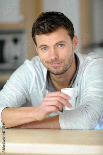 Foto: Portrait of handsome guy having coffee Portrait of handsome guy having coffee