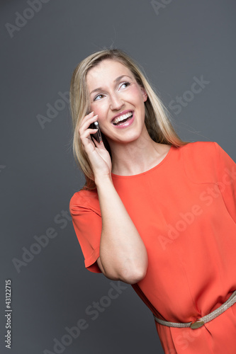 Photo: Frau telefoniert mit Handy Frau telefoniert mit Handy