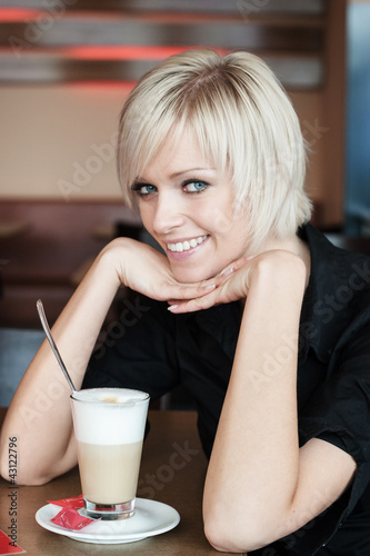 Foto: Hübsche Frau in einem Cafe Hübsche Frau in einem Cafe