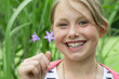 Lachendes Mädchen mit Blume