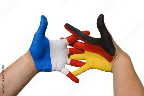 Foto: Hände mit deutschen und französischen Flaggen; Gemeinschaft Hände mit deutschen und französischen Flaggen; Gemeinschaft