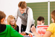 Schulkinder und Lehrer lernen an der Schule