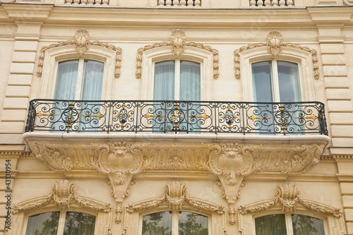Foto: Haus mit Balkon auf der Champs Elysees in Paris Haus mit Balkon auf der Champs Elysees in Paris