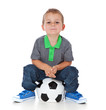 Foto: Kleiner Junge sitzt auf Fußball Kleiner Junge sitzt auf Fußball